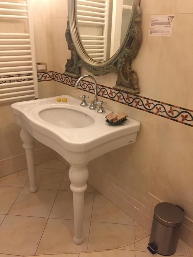 Joy Bed And Breakfast 奥比索拉玛里纳 外观 照片