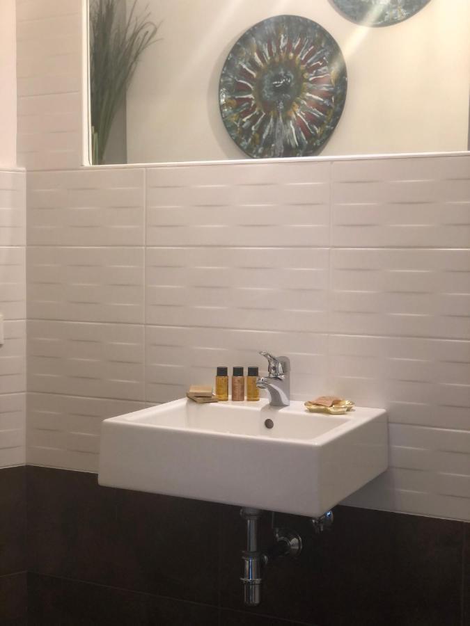 Joy Bed And Breakfast 奥比索拉玛里纳 外观 照片